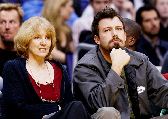 Бен Аффлек и его мать Крис на баскетбольном матче