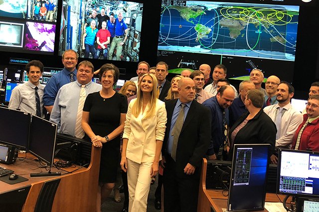 Иванка Трамп с работниками космического центра