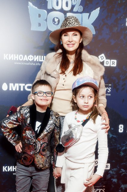 Эвелина Бледанс с детьми