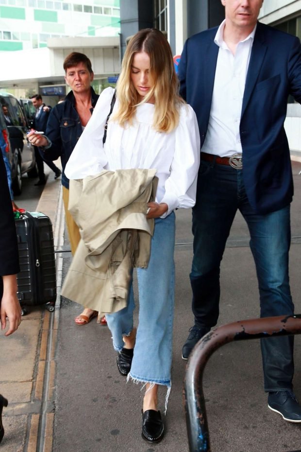 Margot Robbie: Arriving at Nice Airport-15