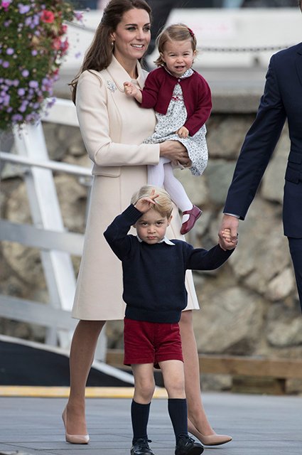 Кейт Миддлтон с принцессей Шарлоттой и принцем Джорджем