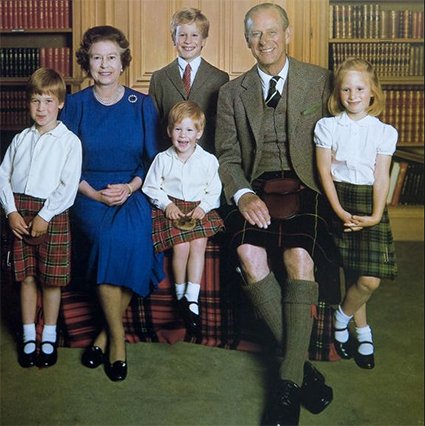 Королева Елизавета II и принц Филипп с внуками принцами Уильямом и Гарри, Питером Филлипсом и Зарой Филлипс