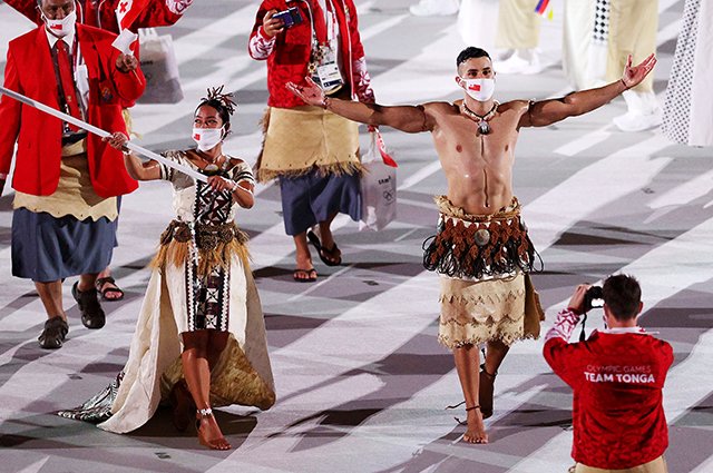 Сборная Королевства Тонго на церемонии открытия Олимпийских игр в Токио