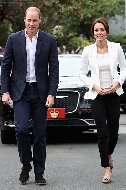 Принц Уильям и Кейт Миддлтон (пиджак Zara, футболка H&M за 15 долларов, джинсы Zara)