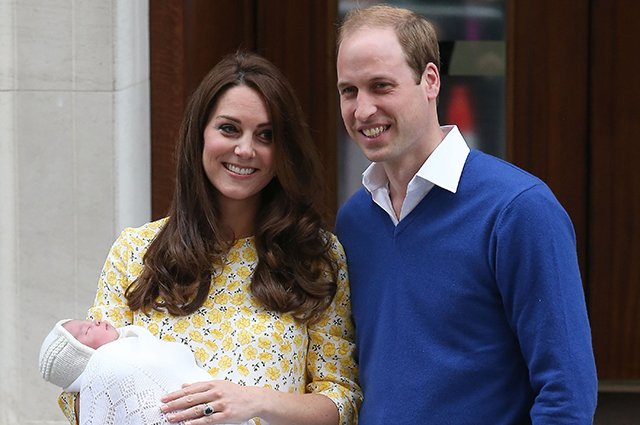 Кейт Миддлтон и принц Уильям с новорожденной принцессой Шарлоттой