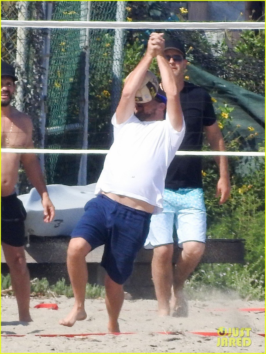 leonardo dicaprio gets hit in the face with a volleyball 014314114