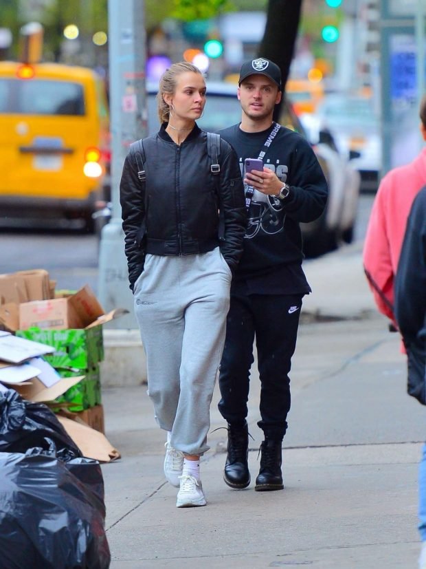 Josephine Skriver and Alexander DeLeon: Shopping in NYC -07