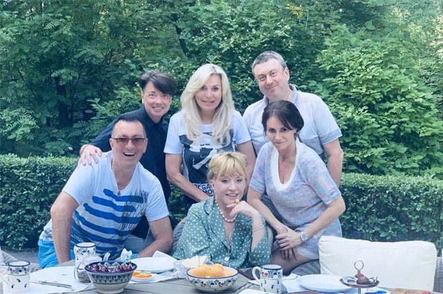 Алла Пугачева с Александром Буйновым, Валентином и Мариной Юдашкиными и другими