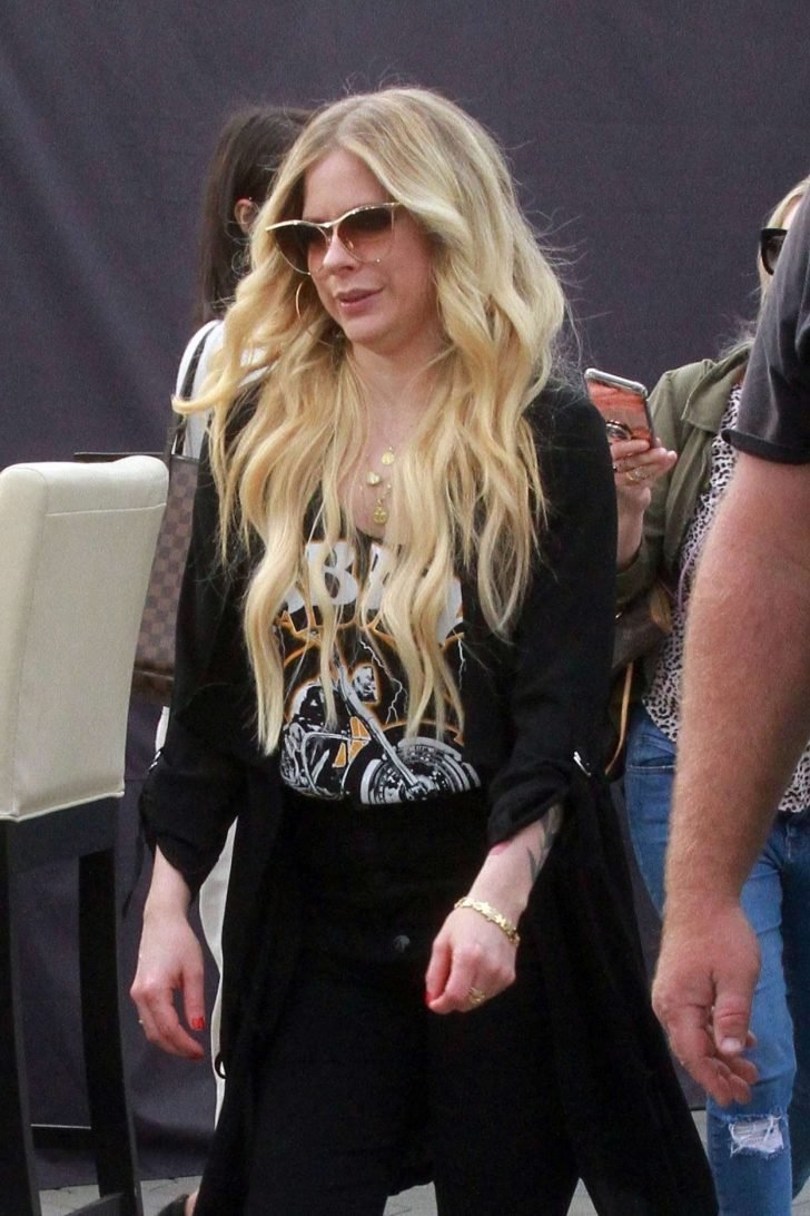 Avril Lavigne on Extra in Universal City -06