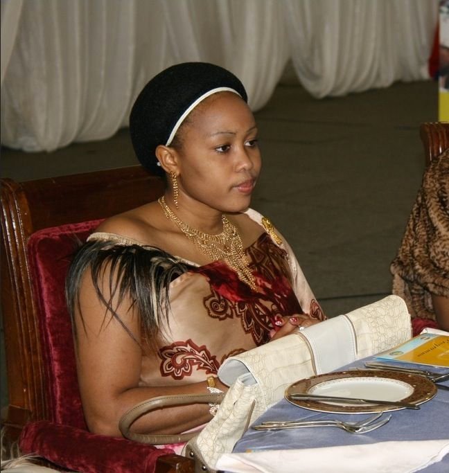 Король Свазиленда Мсвати III могуч и любвеобилен: монарх и его жены