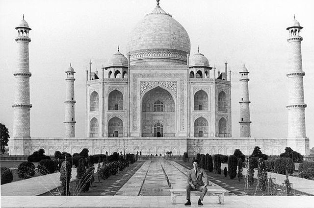 Принц Чарльз на фоне Тадж-Махала, Индия, Агра, 1980 год