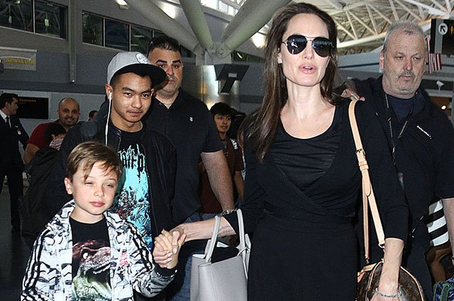 Анджелина Джоли с сыновьями