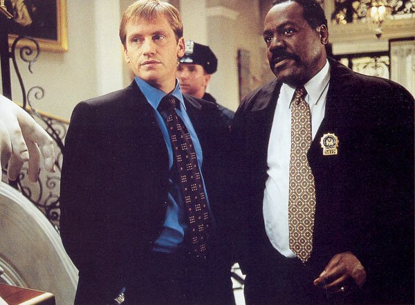 Детективы Michael McCann(Денис Лири) и Detective Paretti(Фрэнки Фейзон).