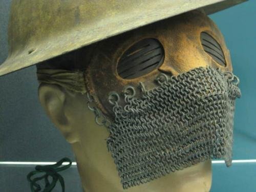 Маски для танкистов Хотя эти маски выглядят как средневековые орудия пыток, на самом деле их надевали для защиты лица британские танкисты в одном из первых крупных танковых сражений в истории - в битве при Камбре в 1917 году.