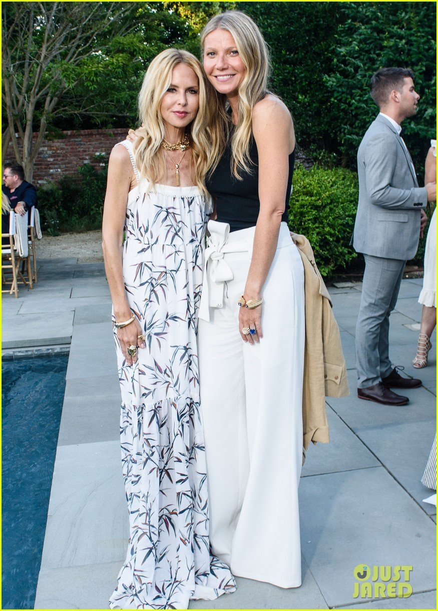 gwyneth paltrow hosts dinner at her home 014117905