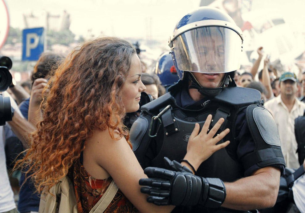 compassionoverviolence25 30 фотопримеров человеческого сострадания во время акций протеста