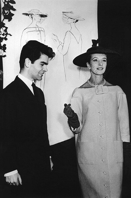 Карл Лагерфельд с моделью, 1954 год