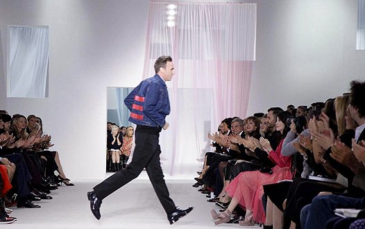 Выход Рафа Симонса в финале показа коллекции Dior весна-лето 2013