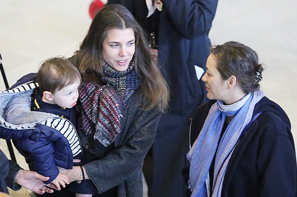 Шарлотта Казираги с сыном и Марион Котийяр