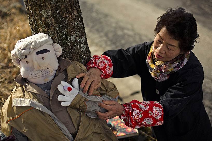 Аяно Цукими обходит своих кукол каждый день, проверяя, не повреждены ли они