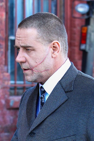 Рассел Кроу с шрамом на лице на съемках 