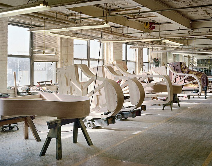 Производство рояля на заводе Steinway начинается с боковых стенок. Точнее, из стенки, которая предст