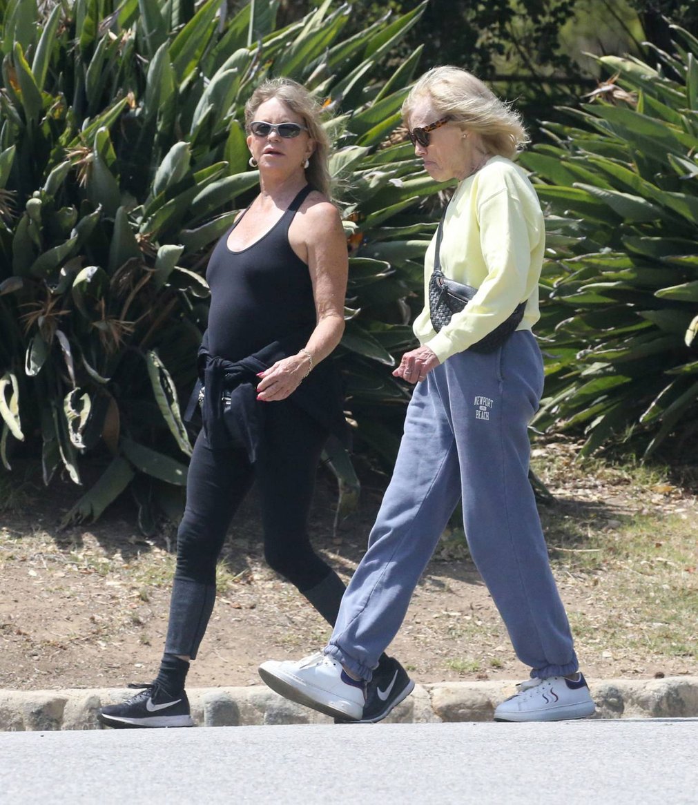 Goldie Hawn 2021 : Goldie Hawn  – Out fr a stroll with a friend in Pacific Palisades-07