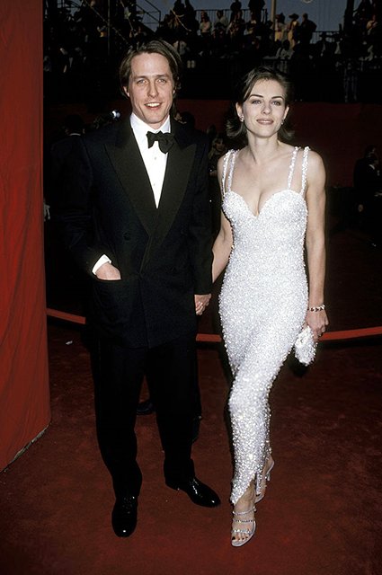 Хью Грант и Элизабет Херли (Versace), 1995 год
