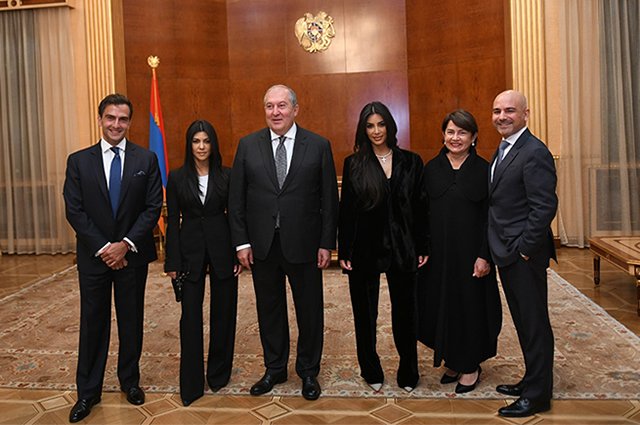 Ким и Кортни Кардашьян на приеме у президента Армении