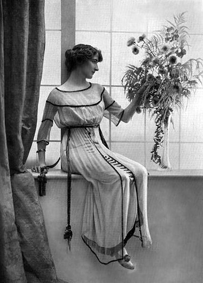 Журнальное фото модели в плате Жанны Ланвен, фото 1912 года