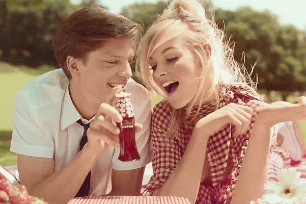 Гинта Лапина и Джонатан Фрэнк в рекламной кампании аромата Moschino Cheap and Chic - Chic Petals 