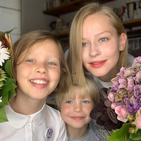 Юлия Пересильд с дочерьми Аней и Машей
