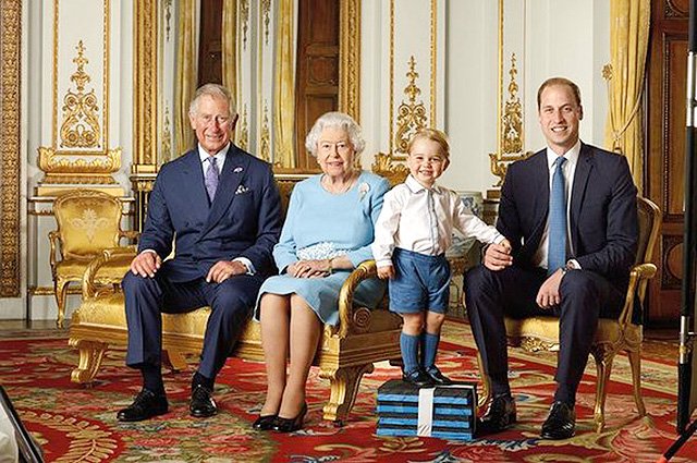 Принц Чарльз, королева Елизавета II, принц Джордж, принц Уильям