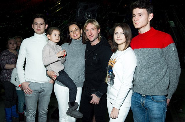 Екатерина Кожевникова с детьми и Евгений Плющенко