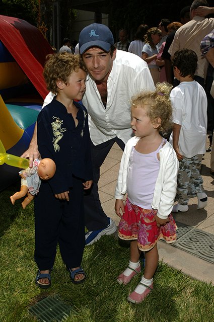 Люк Перри с сыном Джеком и дочерью Софи, 2004 год