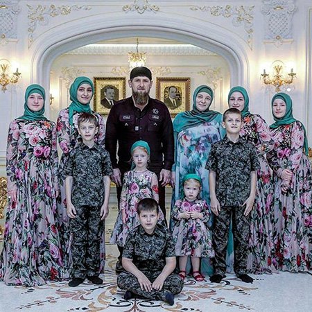 Рамзан Кадыров с супругой и детьми