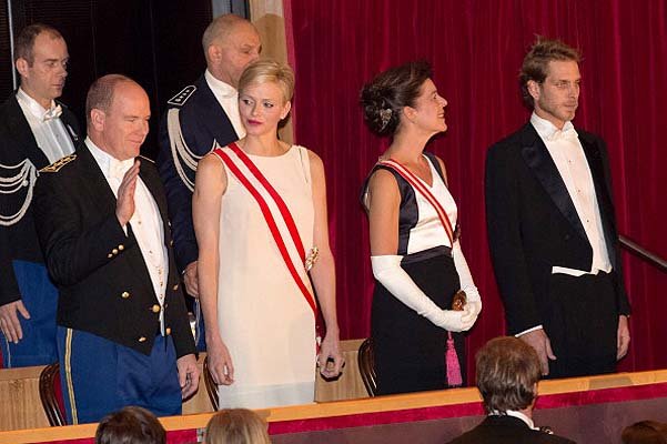 Княгиня Шарлен и князь Альбер, принцесса Каролин и Андреа Казираги на гала-концерте в честь Дня Независимости Монако
