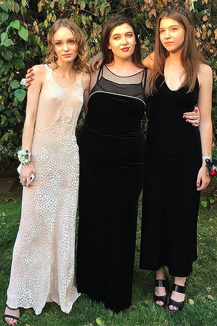 Лили-Роуз Депп с подругами на выпускном вечере