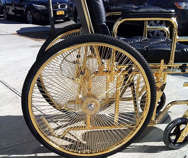 Позолоченная инвалидная коляска Леди Гаги