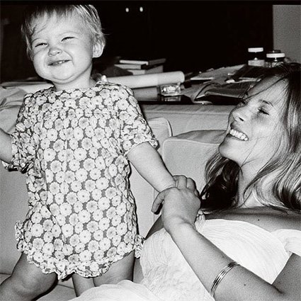 Лила Мосс в детстве с мамой
