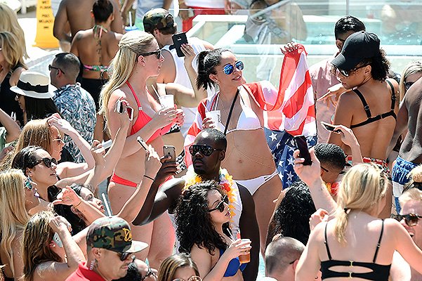 Дженнифер Лопес на вечеринке у бассейна в Лас-Вегасе
