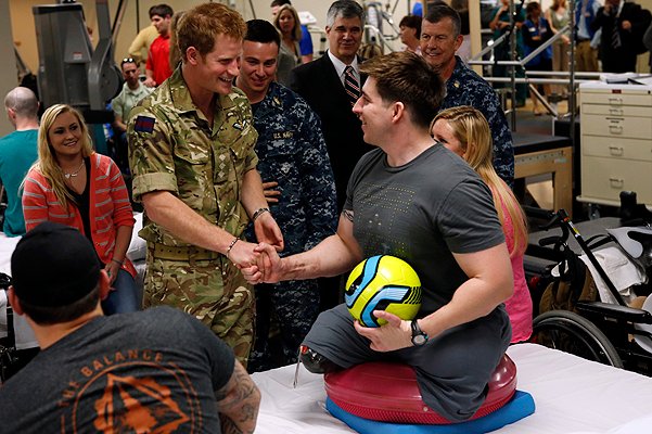 во время визита в США принц Гарри встретился с ранеными военнослужащими