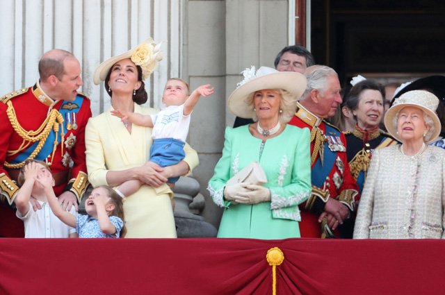 Принц Уильям и Кейт Миддлтон с детьми, Камилла Паркер-Боулз, принц Чарльз, королева Елизавета II
