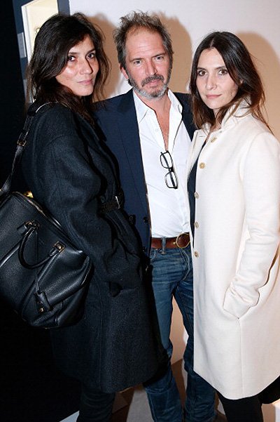 Эммануэль Альт и Кристофер Томпсон с женой на открытии выставки Miss Dior