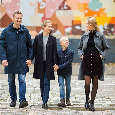 Алексей и Юлия Навальные с сыном Захаром и дочерью Дашей