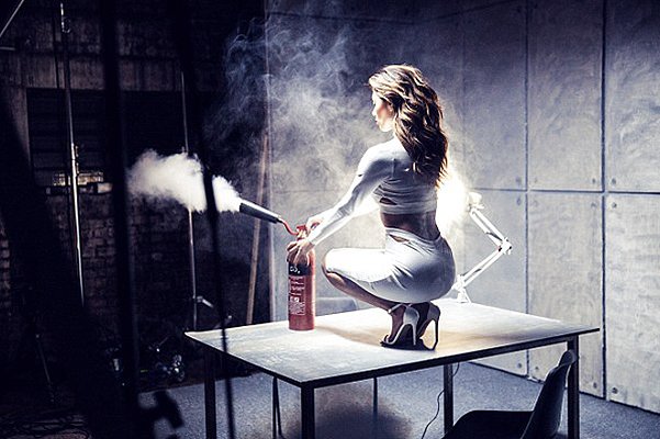 Бэкстейдж-фото со съемки рекламной кампании коллекции Николь Шерзингер