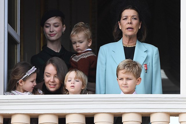 Беатрис Борромео-Казираги с сыном, принцесса Каролина с дочерью Александрой и внуками