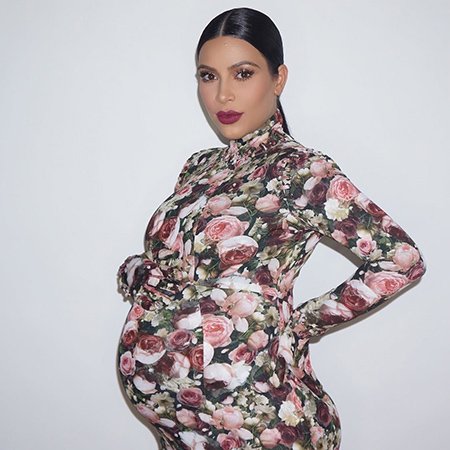 Ким Кардашьян в 2015 году в образе беременной Ким Кардашьян в 2013 году