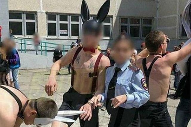 Выпускники из Владивостока на школьной линейке