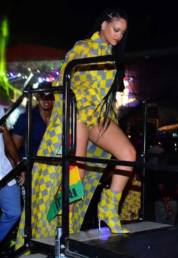 Rihanna at Reggae star Buju Banton concert -02